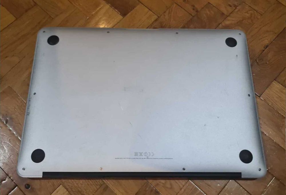Vând MacBook Air 13 inch, model A1466 (EMC 2924)