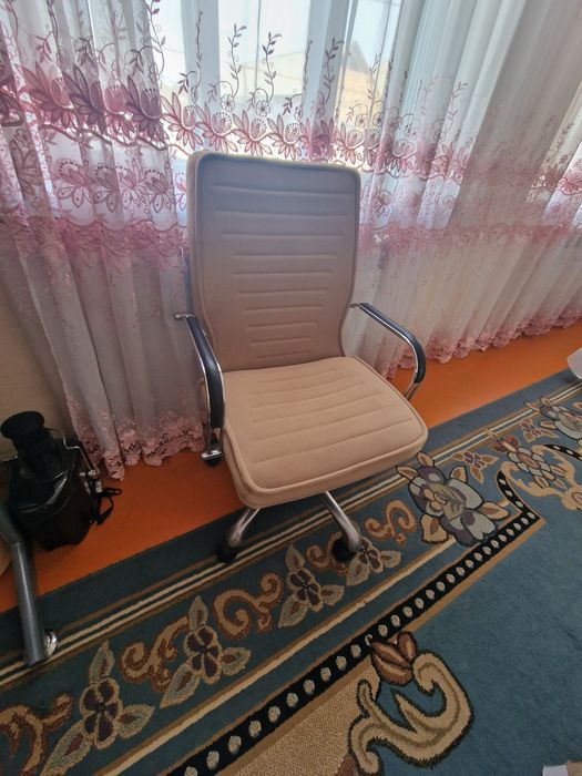 Компьютер со столом и креслом