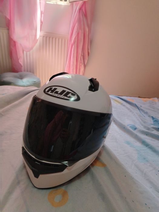 Vând 2 căști moto mărime s una purtata doar o data celalalt de câteva