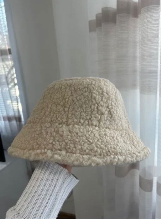 Зимни шапки в бежов цвят