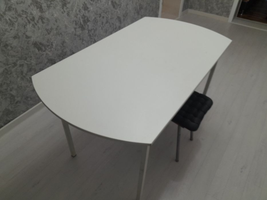 Стол письменный и стулья 4шт на все случай.