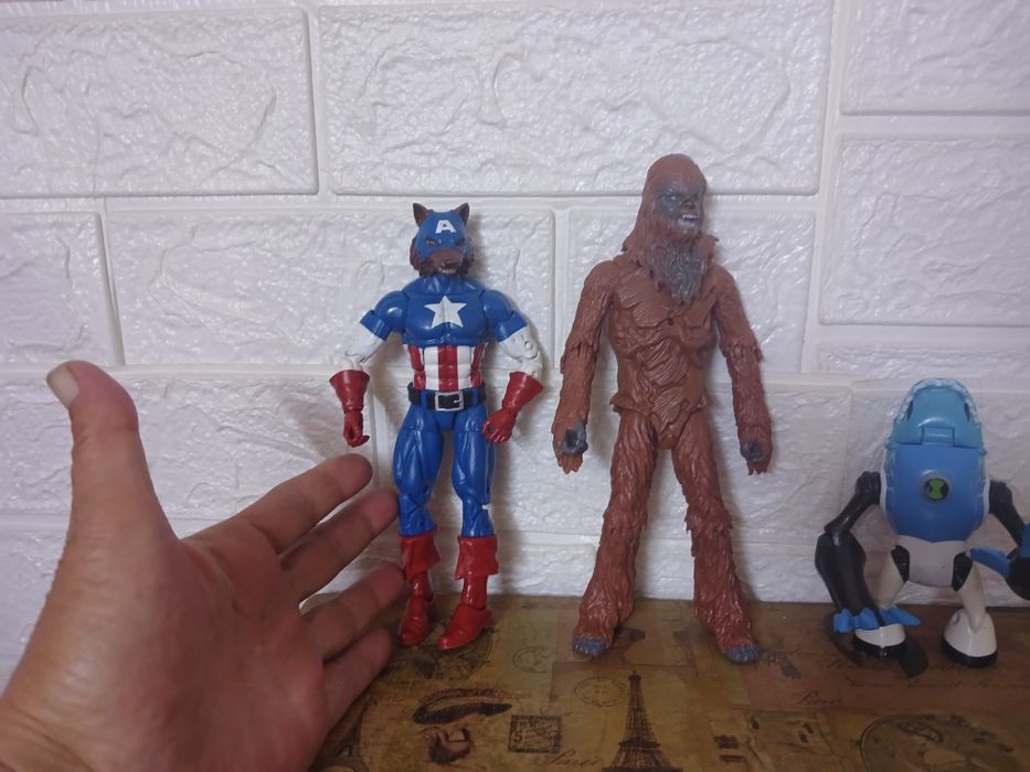 Фигурки супергероев и другие.