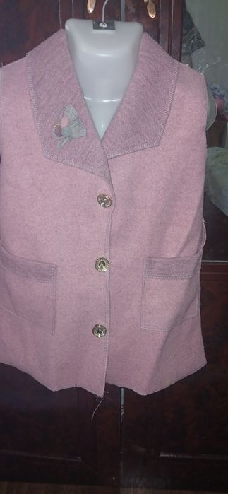 Продам тёплые безрукавку для девочек