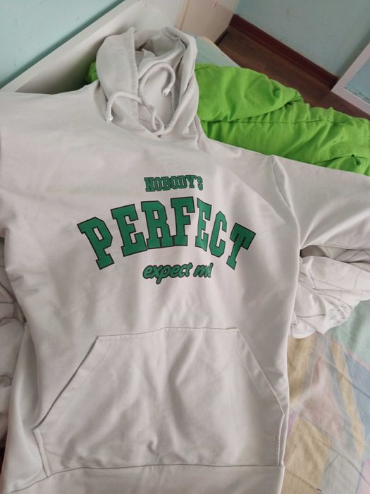 Суичър бял със зелен надпис "Nobody's perfect except me!"