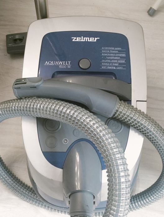 Vând aspirator cu apa Aquavelt