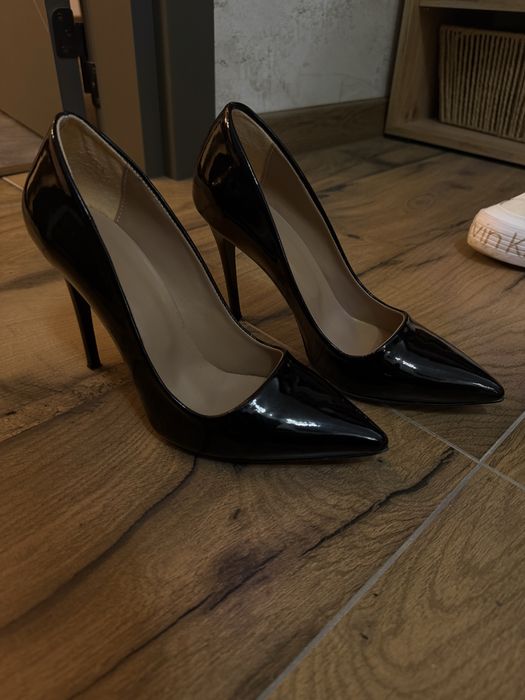 Черни токчета с червена подметка…