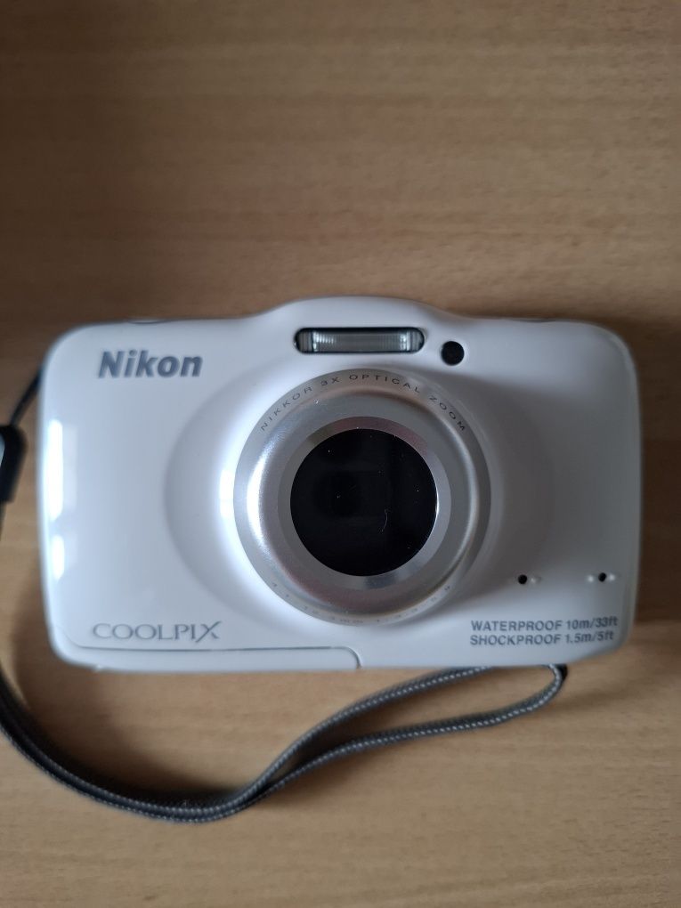 Компактен дигитален фотоапарат камера  NIKON COOLPIX S32