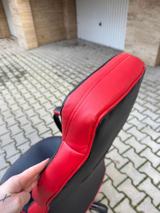 офис стол в червено и черно