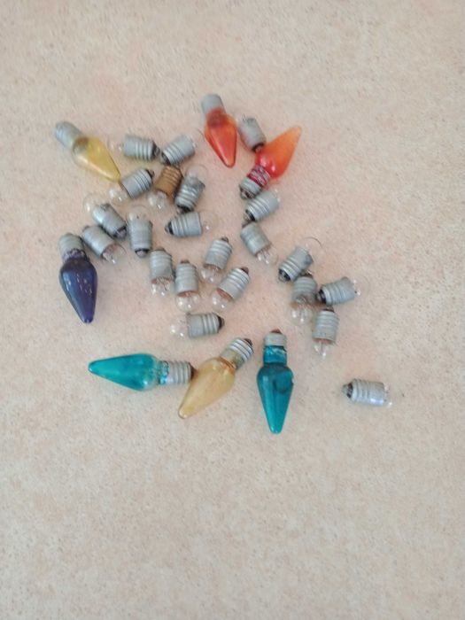 лампочки накаливания миниатюрные на 2,5 вольт, разноцветные.