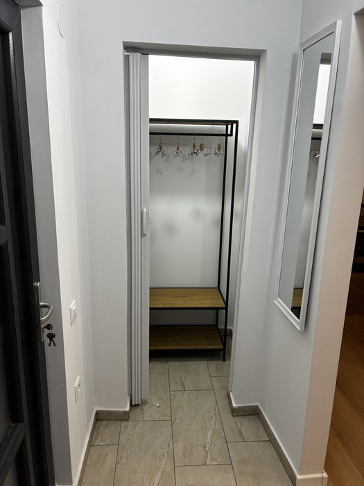 Inchiriez apartament casa duplex, 2 dormitoare, curte, loc de parcare