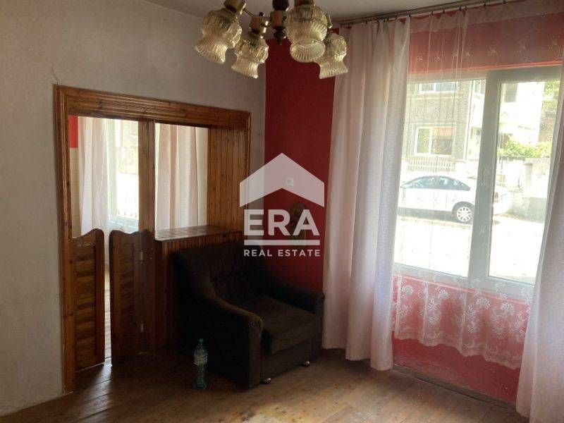 Eксклузивна едноетажна къща за продажба с лице на главна улица, гр. Пр
