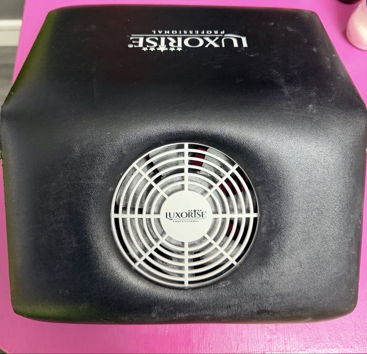 Aspirator praf unghii