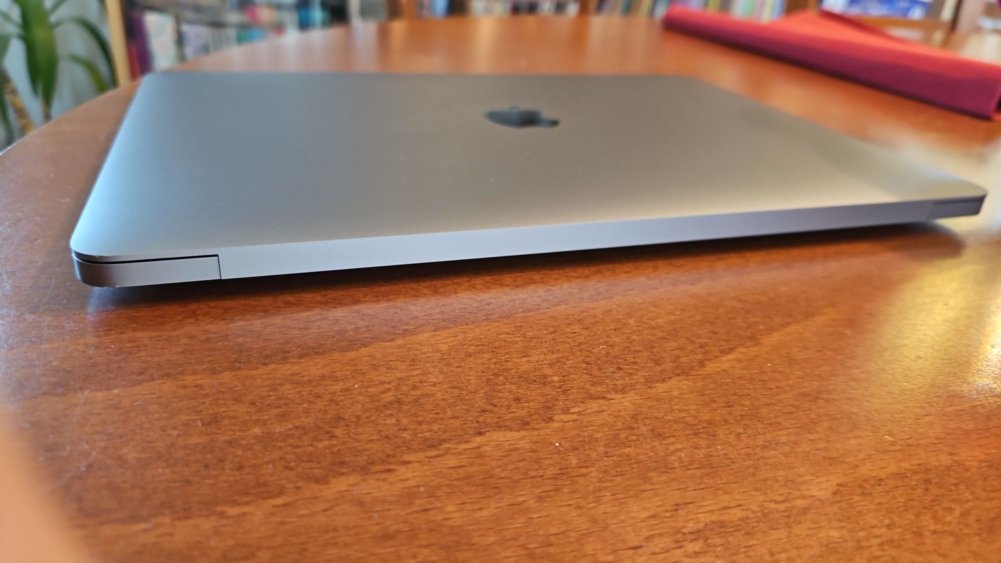 MacBook Air 2018 Space Grey | i5, 8GB RAM, 256GB SSD | Отличен | София