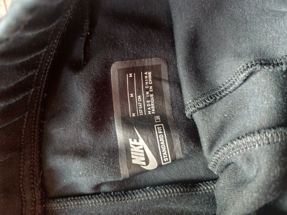 Продавам долнище на Nike tech  и горно на Nike  дрехите са запазени  .