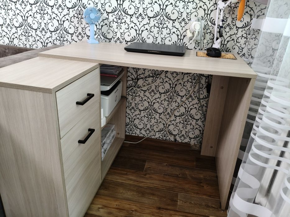 Письменный стол в хорошем состоянии