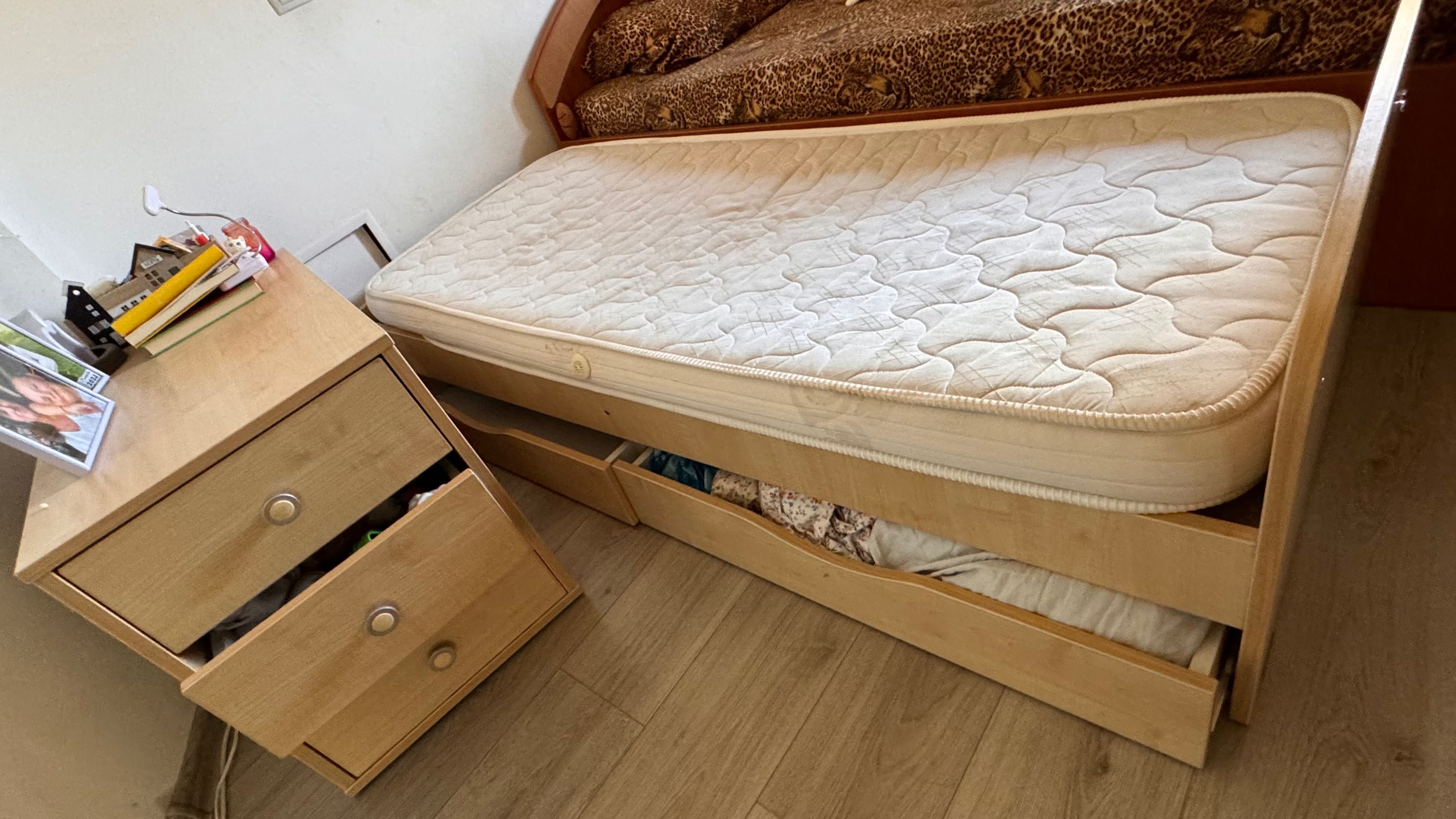 Pat lemn copil cu saltea si spatii depozitare