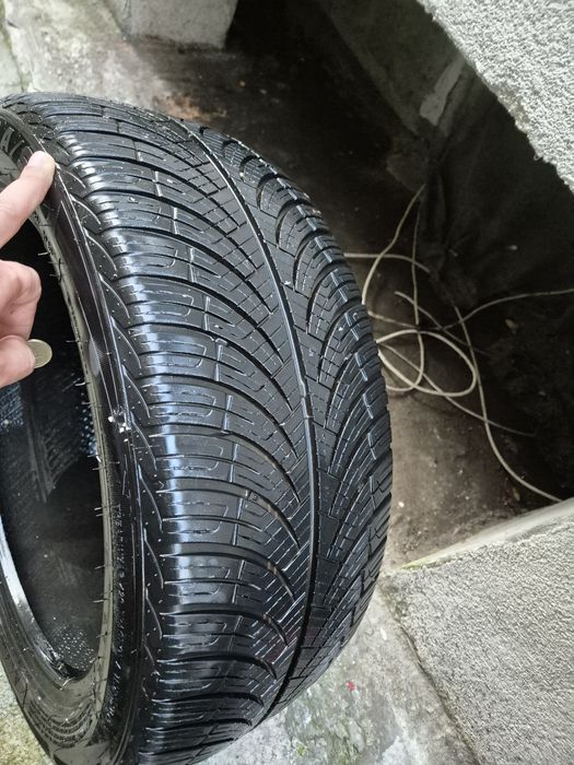 2 Cauciucuri Vara +Iarna Bucăți diferite 235.45.18