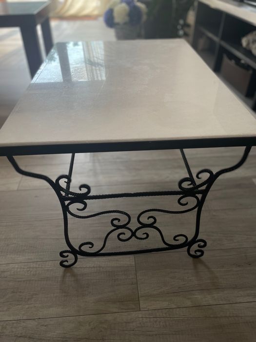 Masā din fier forjat si blat de marmurā lucratā manual