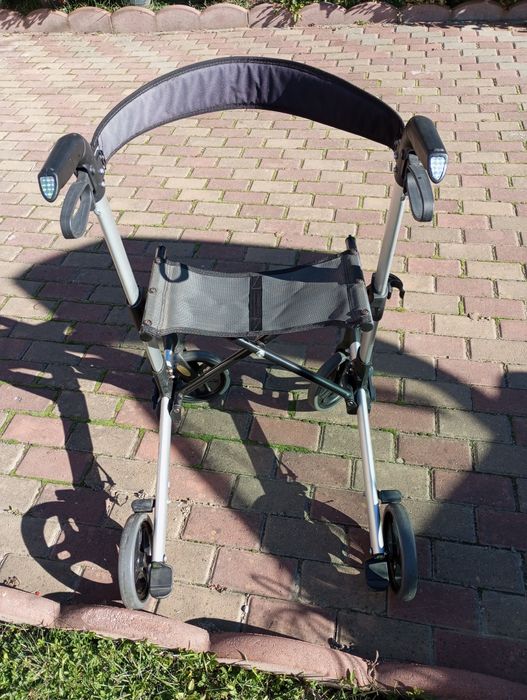 Stativ pe roți cu frânare