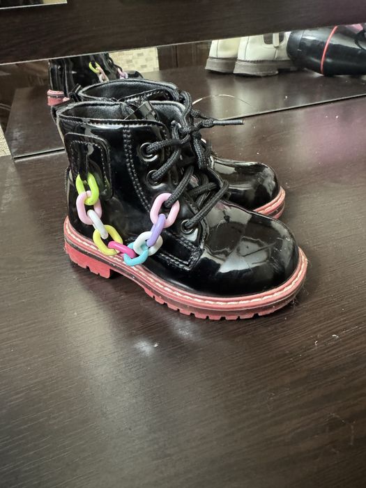 Qizlar etigi 24-razmer.Xolati yaxshi 2-3 yosh qizlarga to’g’ri keladi.