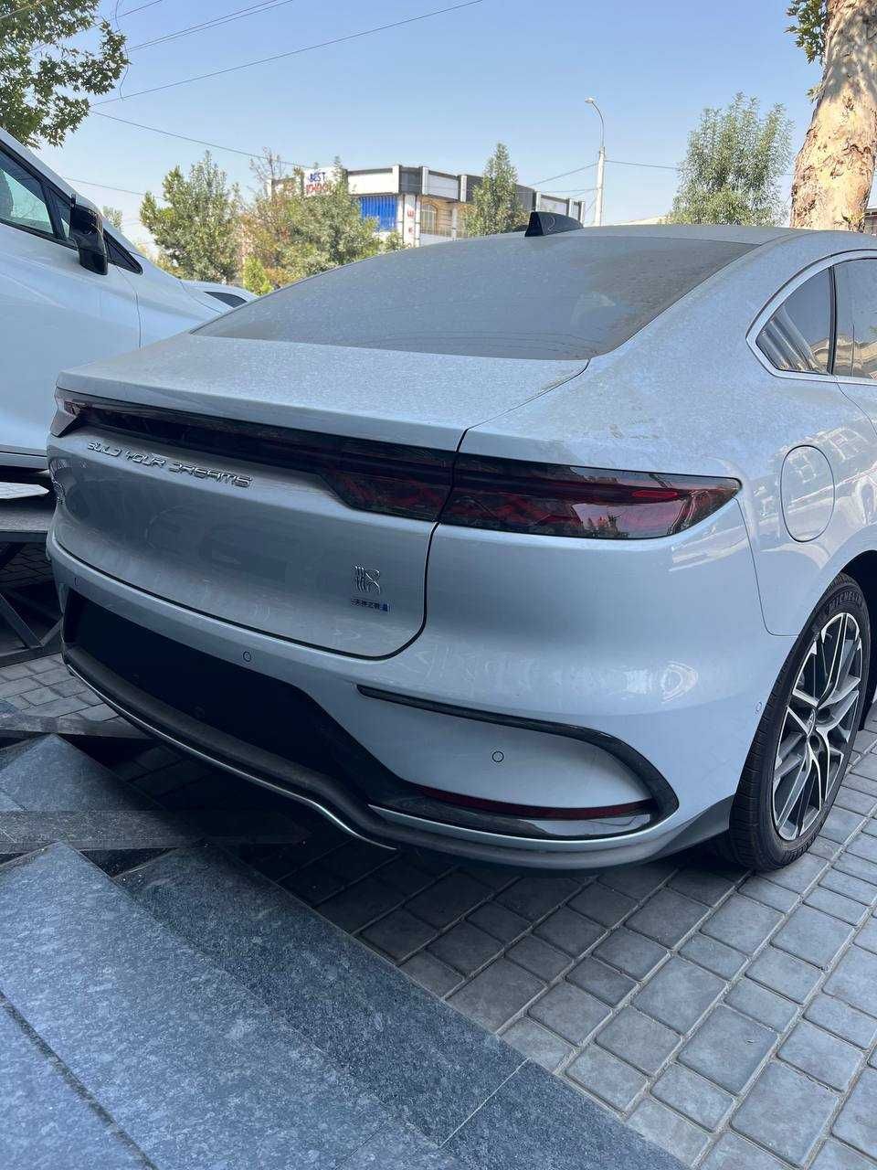 BYD Han 2025  Oq rang tayyor 701 km moshina Arzon narxda