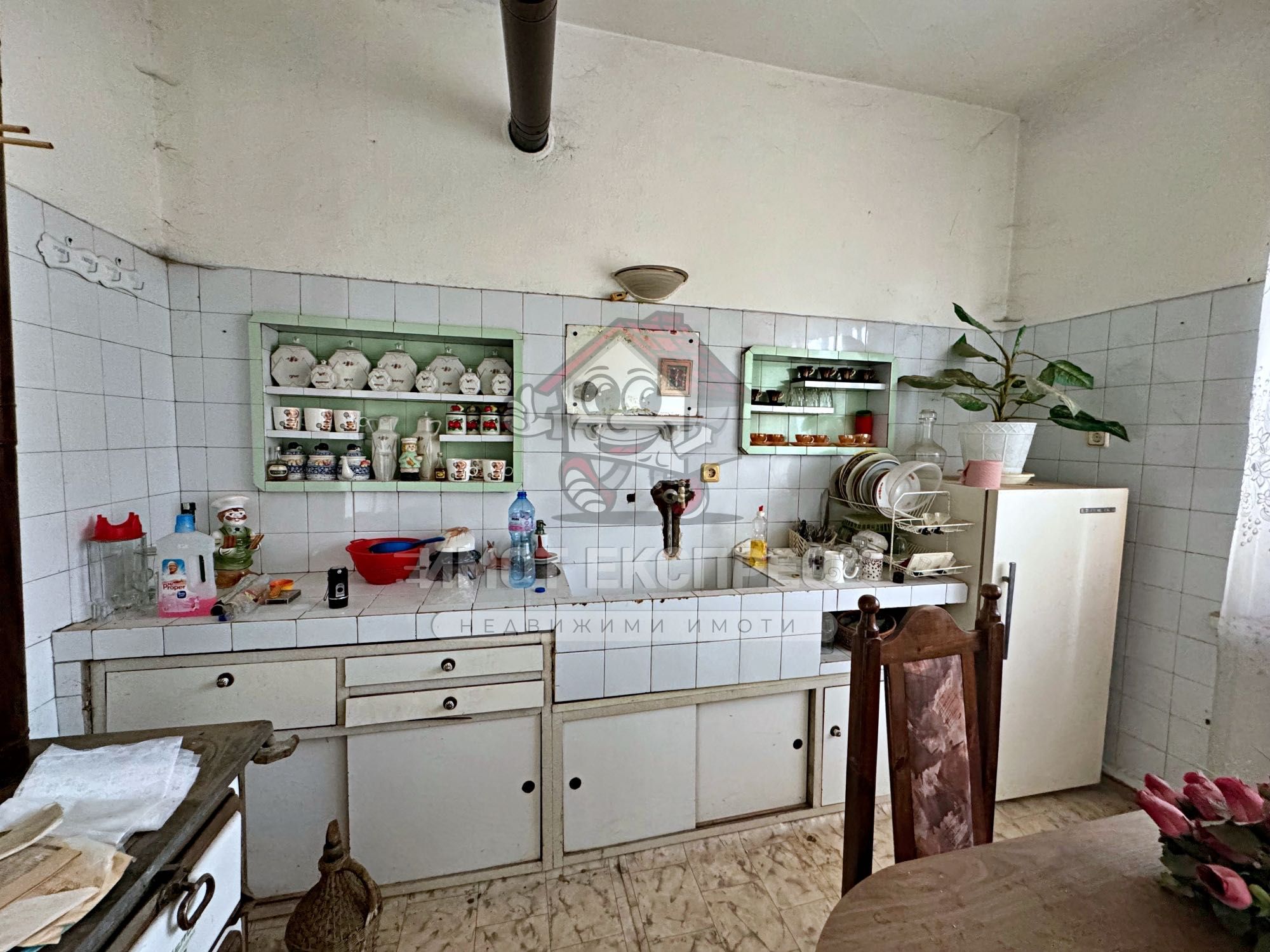 Самостоятелна къща 176кв.м, парцел 900кв.м, в центъра на село Червен