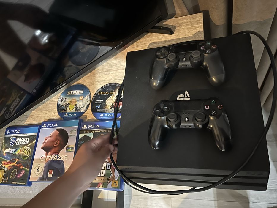 Прждавам Конзола с 2 джоистика и 5 игри