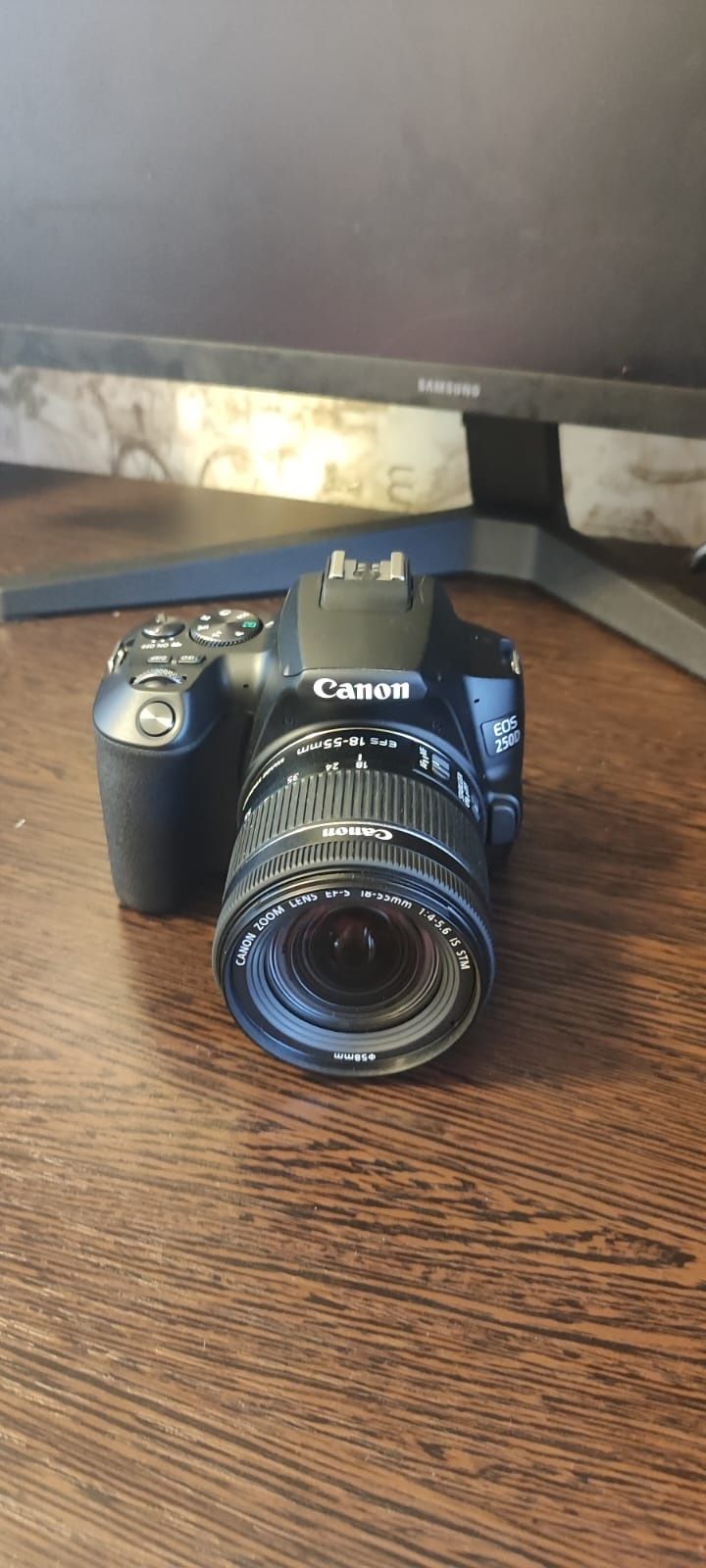 Продам зеркальный фотоаппарат Canon 250 D