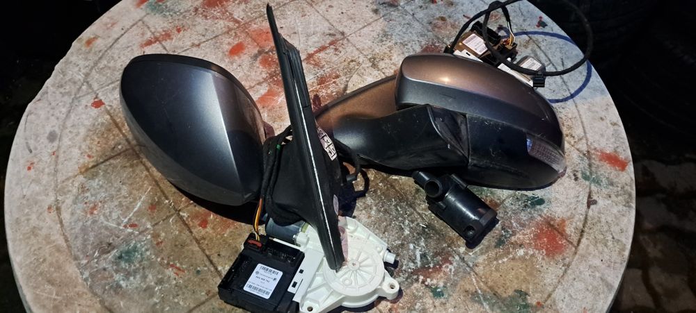 Vând oglinda dreapta VW Tiguan gri, alba fără rabatare electrica