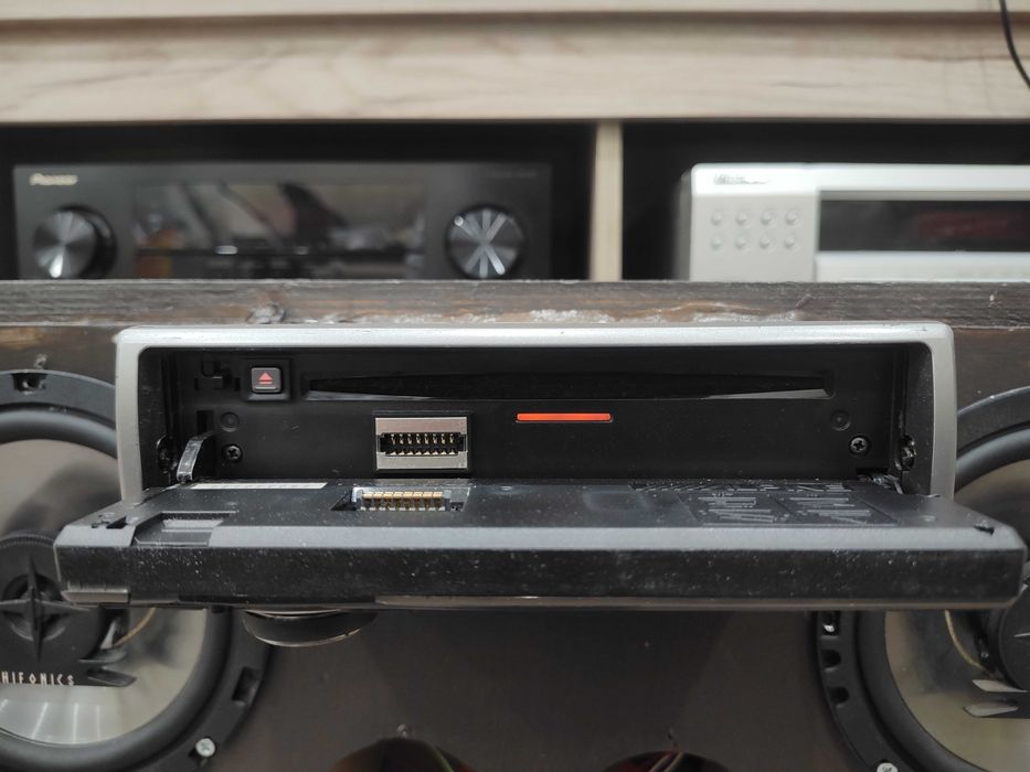 Висок клас ALPINE CDE-9880R USB / CD / MP3