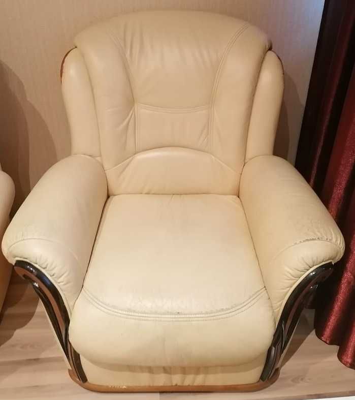 Продается кожаный диван,  в комплекте  1 большое кресло.