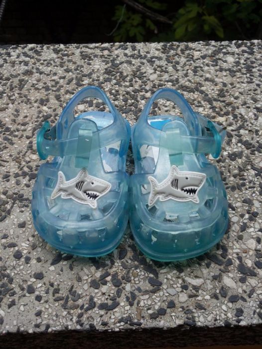 Сандалки, чехлички и пантофки за бебешки крачета