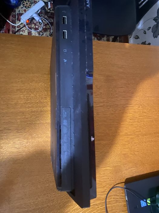 Playstation 3 (PS3) + кабел, 2 джойстика и зарадно