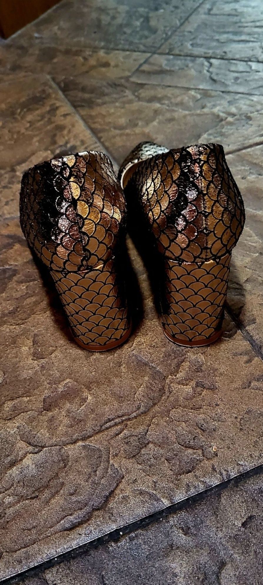 Елегантни обувки в златен цвят.