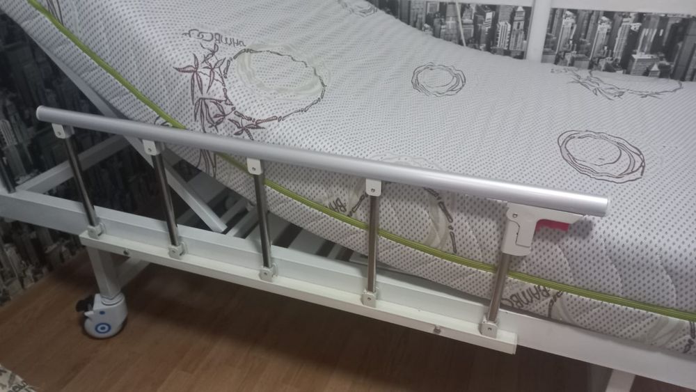 Болнично легло с механизъм