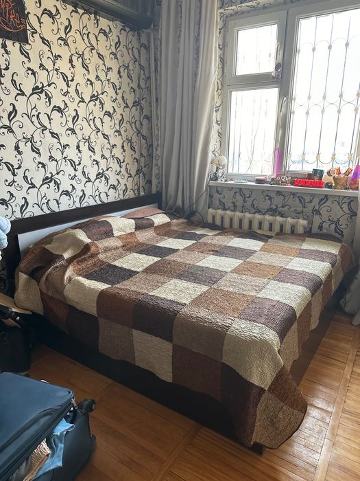 Продаю кровать б/у . Двухспальная с матрасом. Уже в разобранном виде.