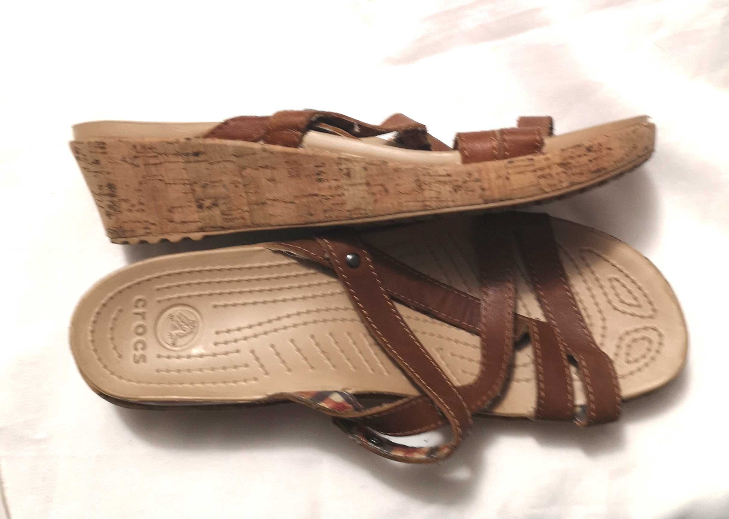 Vand sandale de piele Crocks, maro, marimea 43, purtate o singura data