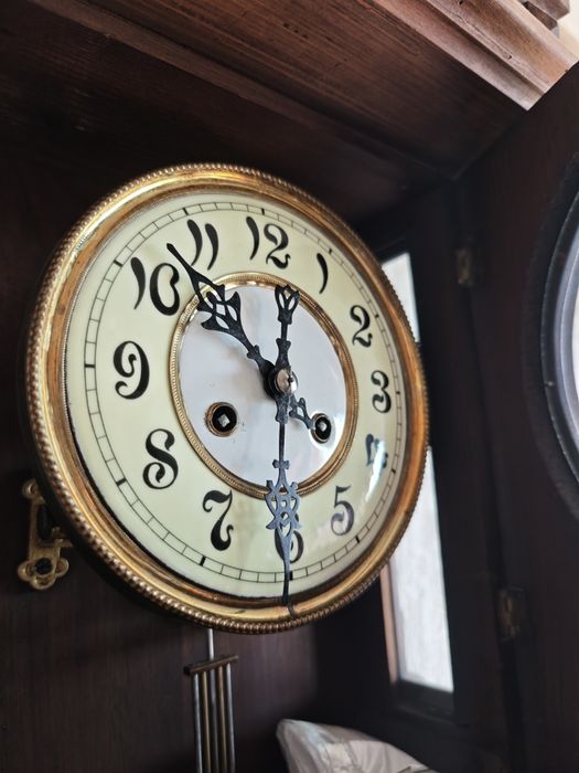 Старинен стенен часовник