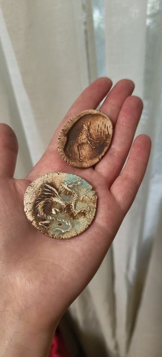 Продам глиняную брошь