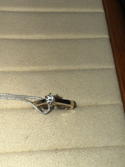 Кольцо с бриллиантом