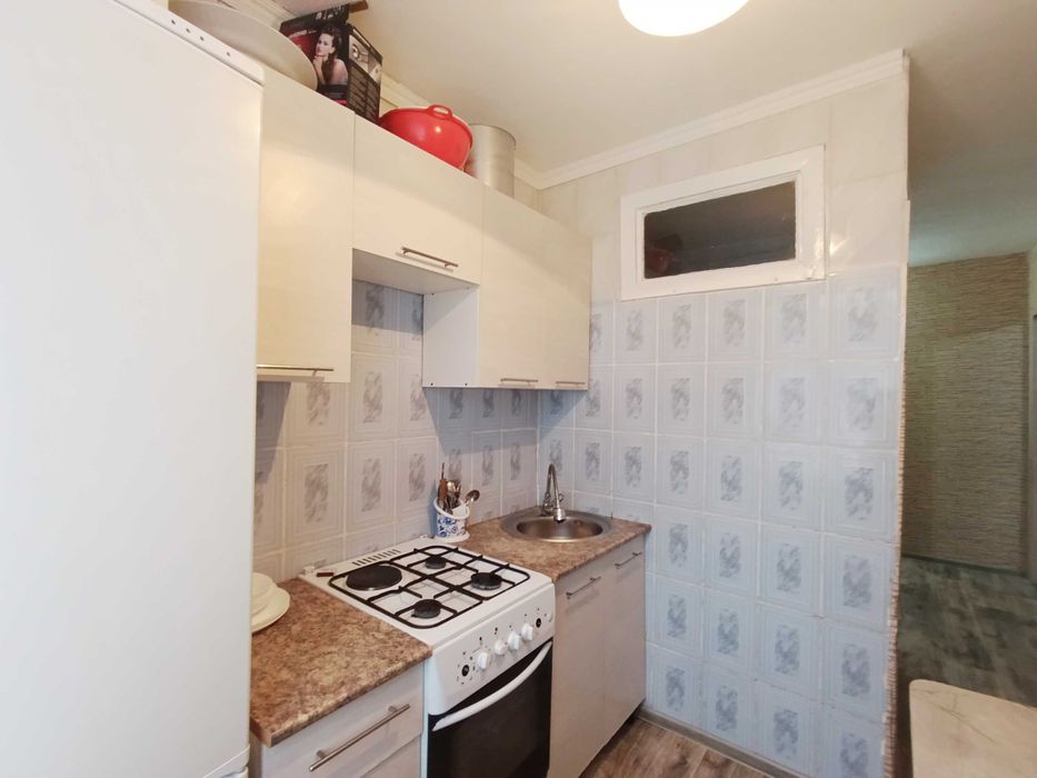 !  Продаю уютную 2-комнатную квартиру! 23 мкр.  1 этаж из 5