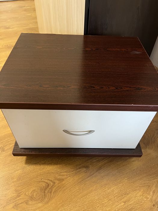 Продавам две нощни шкафчета