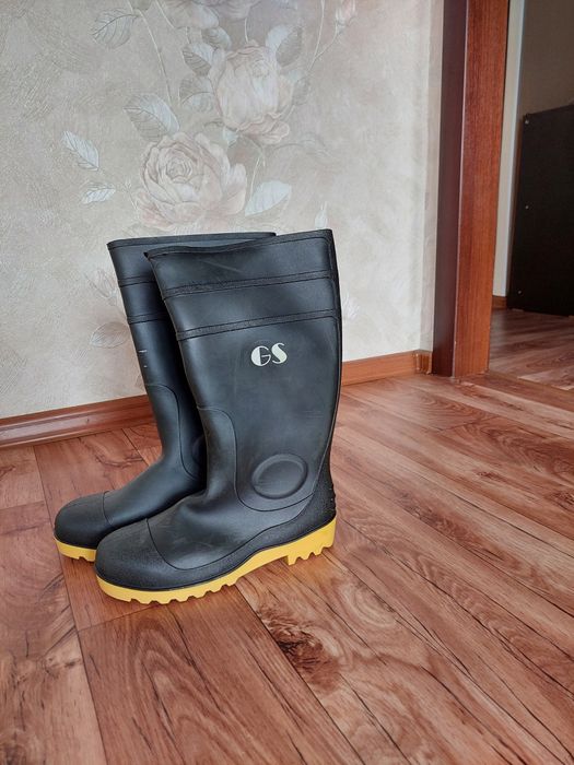 Продам резиновые сапоги