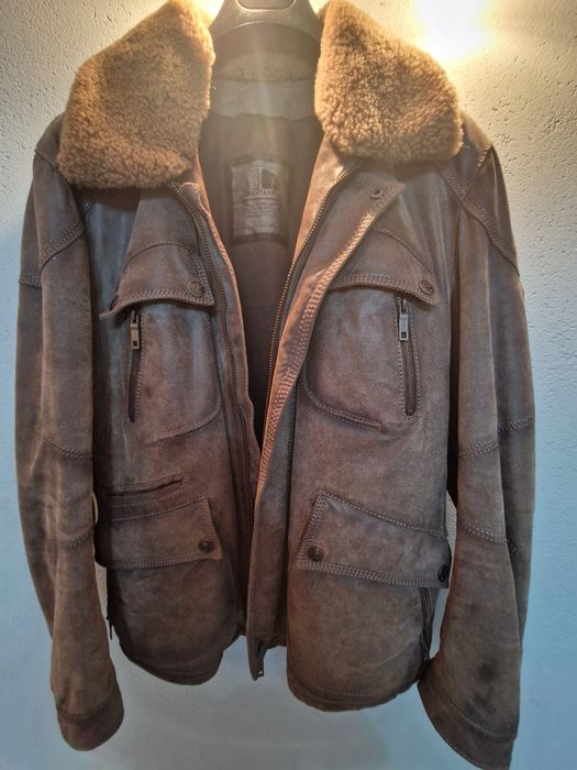 Vand jachete de piele.