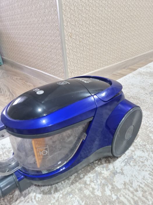 Продам пылесос LG 2000w в хорошем состоянии пользовались несколько раз