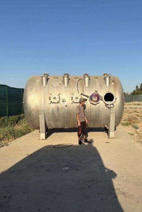 Ёмкость из нержавеющей стали.Почти новые