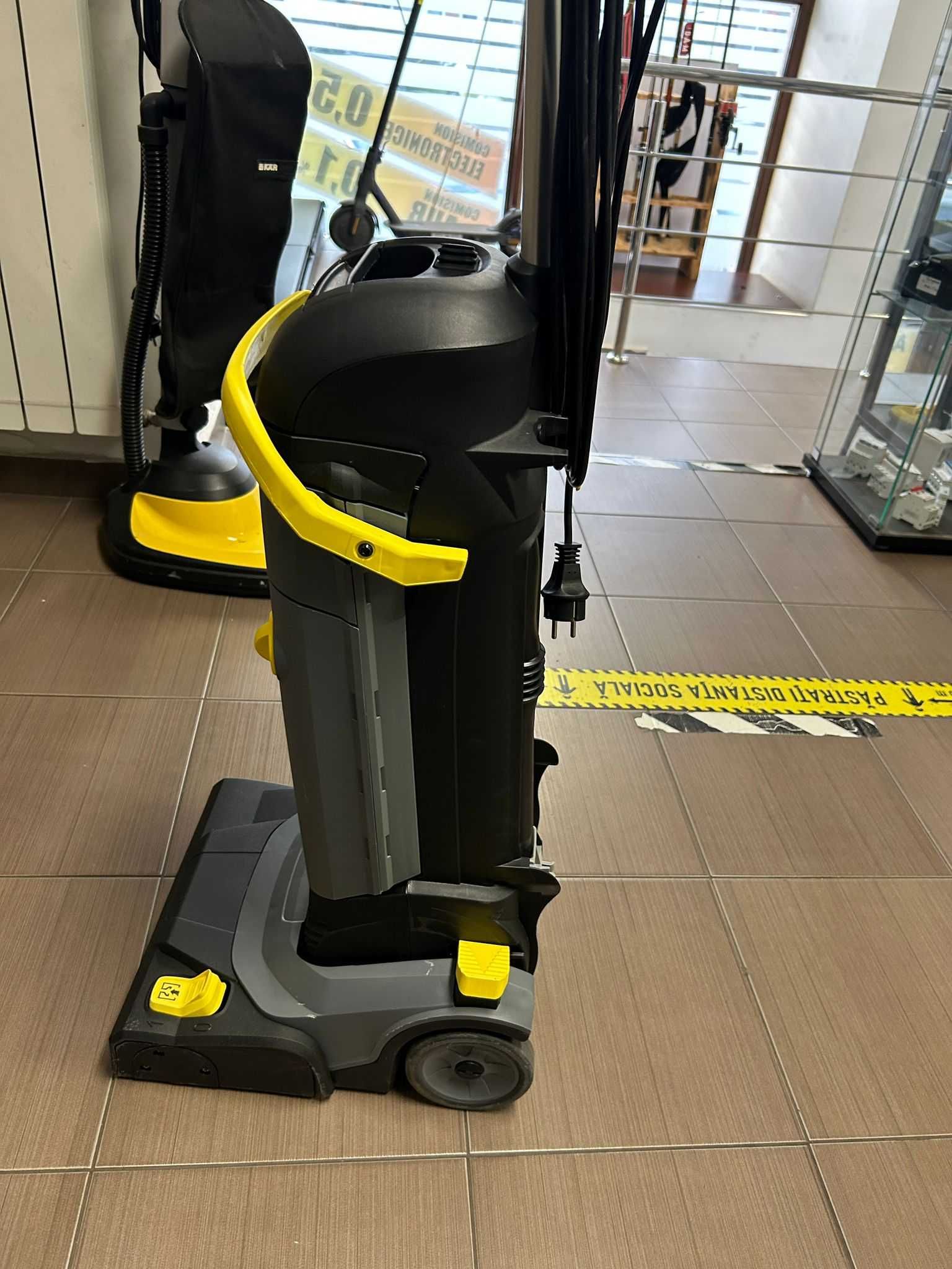 Masina de frecat-aspirat Karcher BR 30 4 C