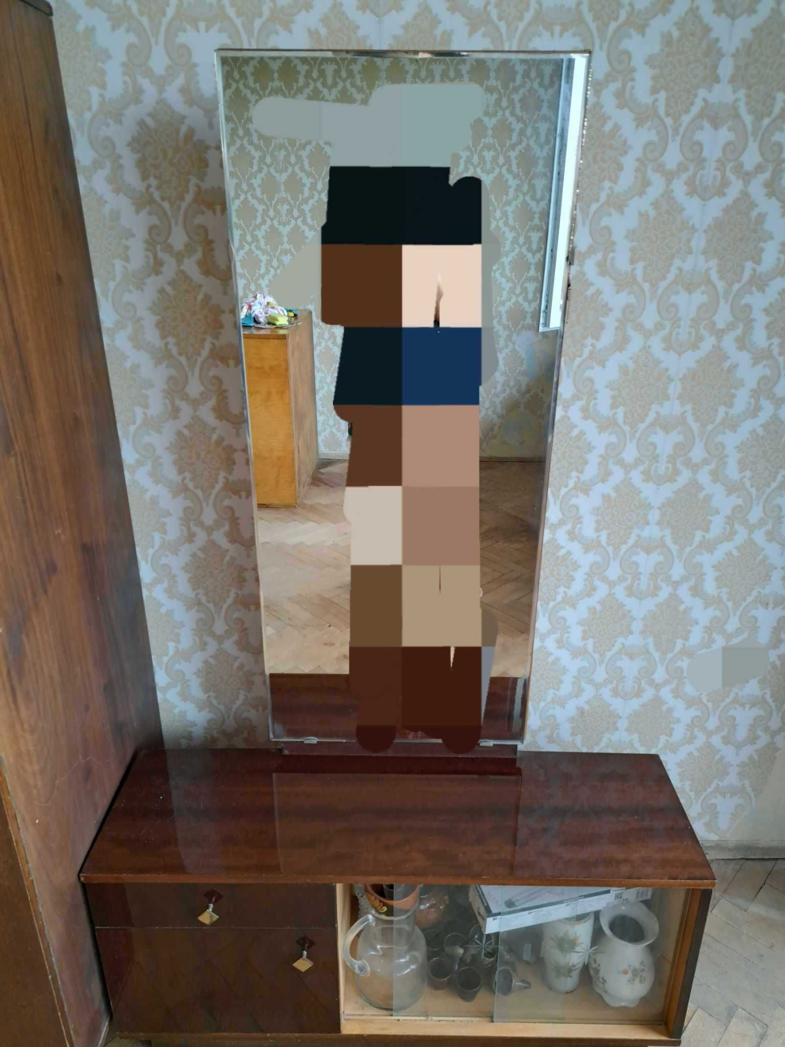 Продавам, запазена тоалетка с огледало!