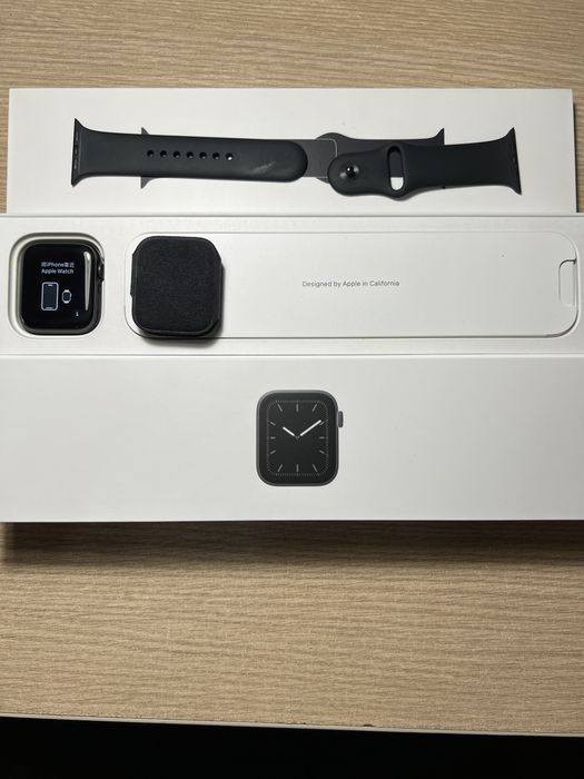 Продам Apple Watch series 5 44mm