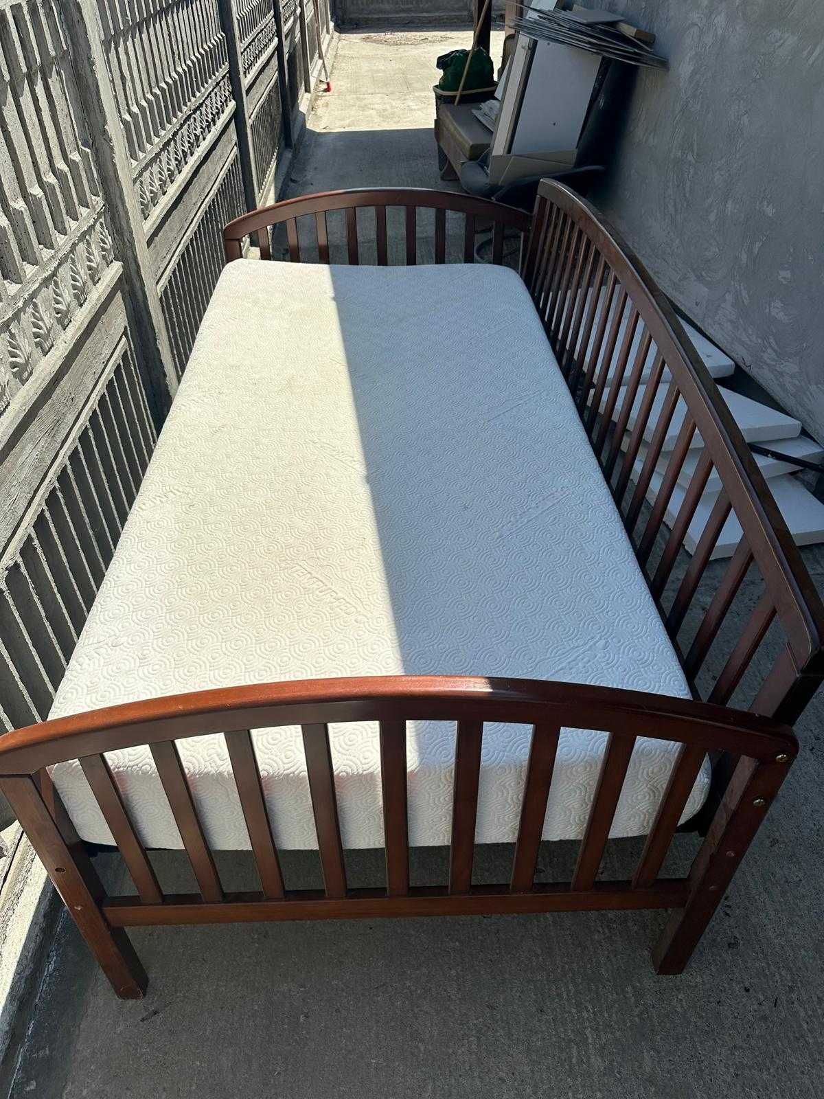 Pat single de o persoana din lemn, cu saltea memory foam